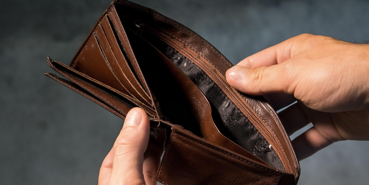 Featured image for the blog post titled: 10 Spending Habits That Keep You Poor (And How to Break Them)